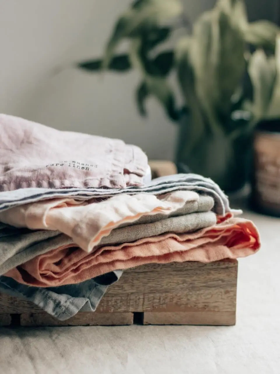 Linen_Fabrics_Piled_Up.webp